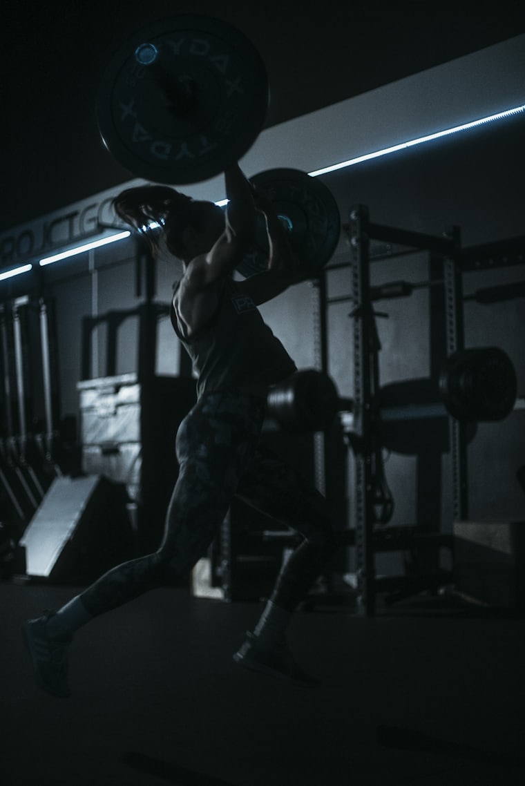 Atleta executando levantamento com barra — imagem ilustrativa